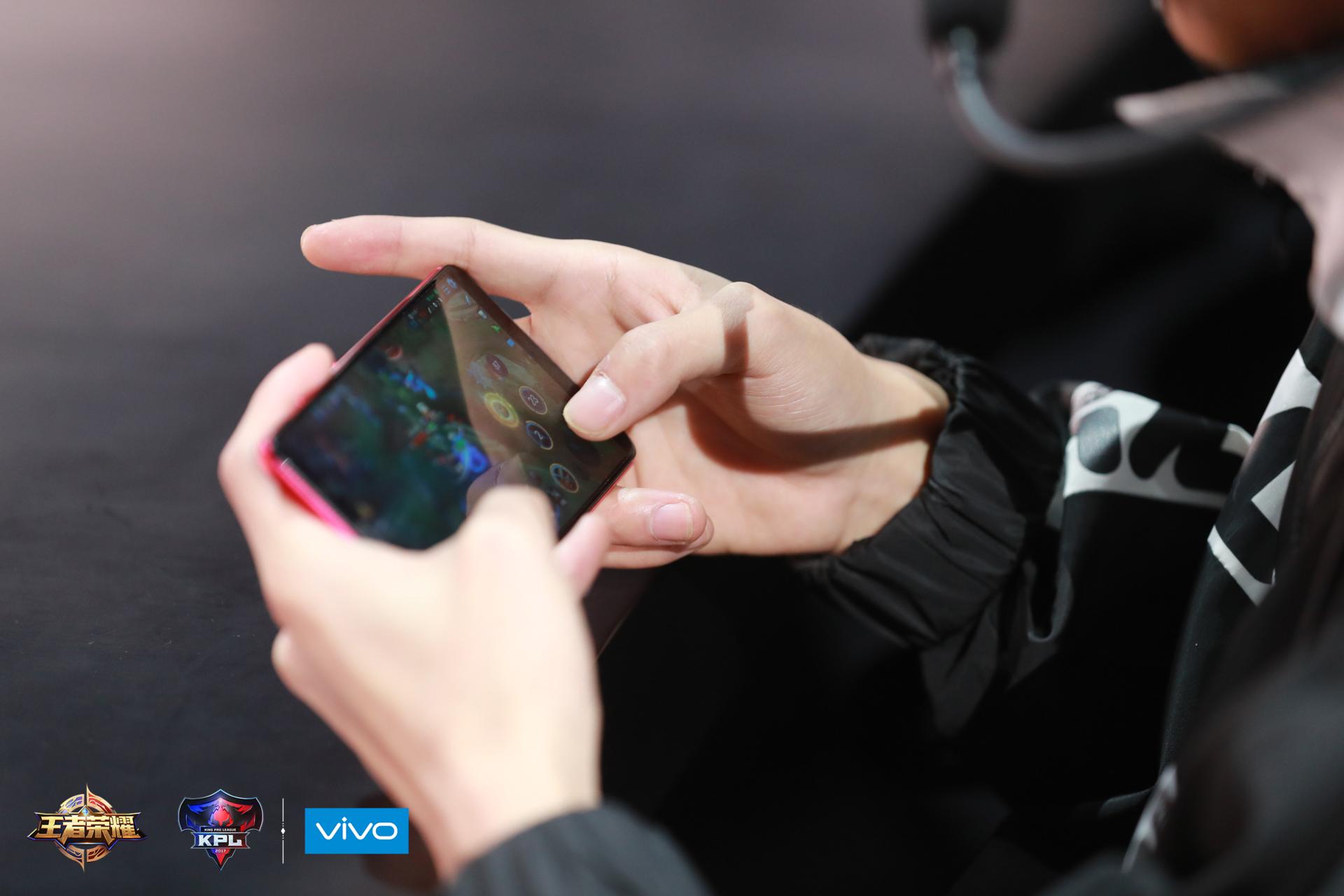 KPL三连冠，QGhappy王朝建立，除了实力还靠这款全面屏手机