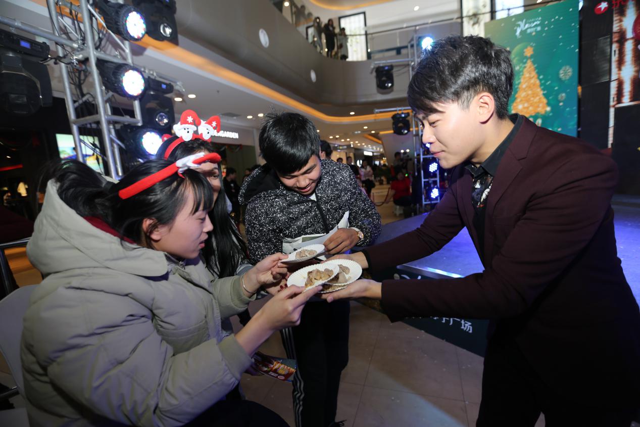 华晨宇天籁之战总决赛帮唱排练,天籁之战中华晨宇点评选手的视频