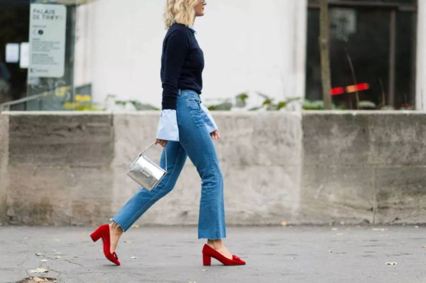 红色靴子鞋怎么搭配衣服女,红色高跟短靴怎么搭配衣服