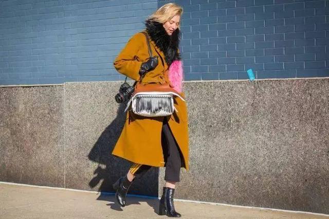 冬天出镜率最高的黑色短靴，搭配裤袜阔腿裤收获“筷子腿”的效果