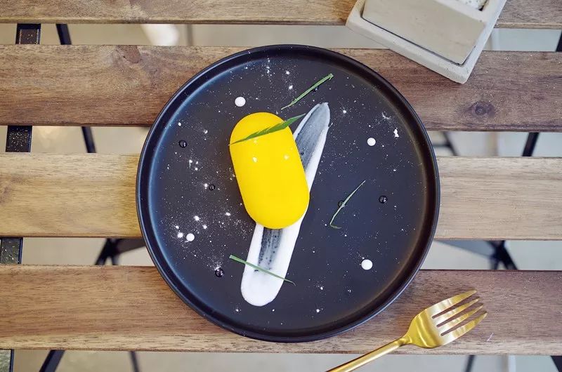 在甜品店里花样调酒？新街口这家网红店让你来了就不想走！