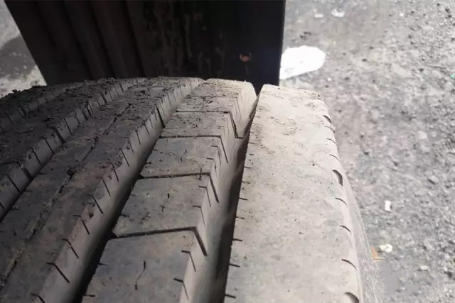 四轮定位正常前轮外侧仍然吃胎,前轮外侧吃胎的原因和解决方法