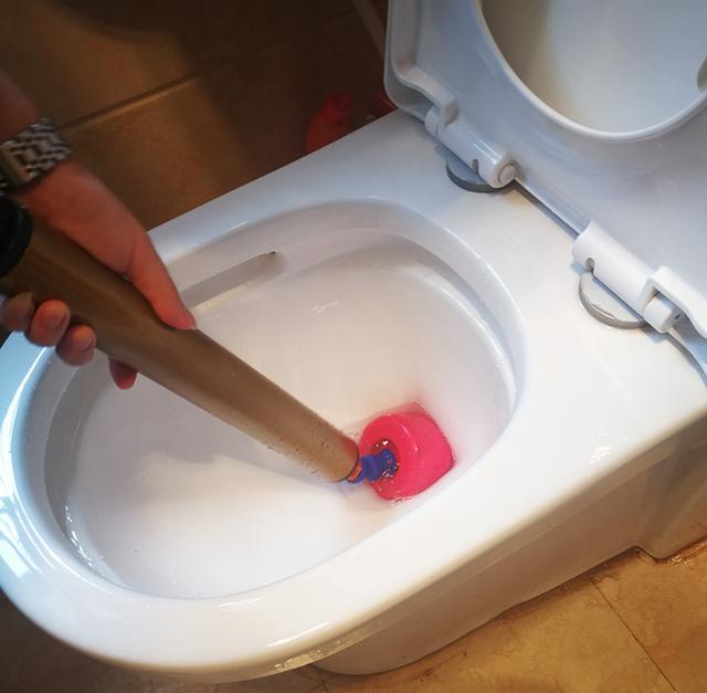 下水道堵塞一个瓶子就可以搞定,下水道堵塞小妙招水瓶