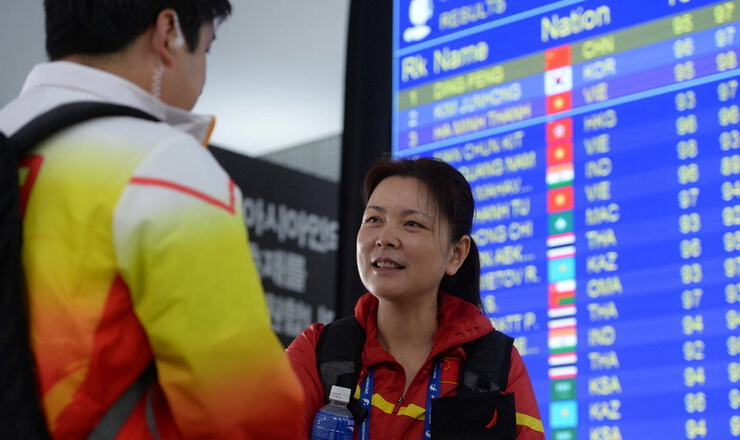 她是王义夫的妻子，也是一位神射手，培养出多位世界冠军