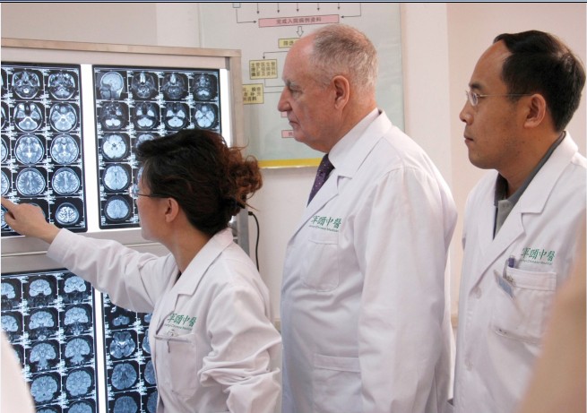 青海:从人文视角看外国医学专家执业理念对医院员工的影响