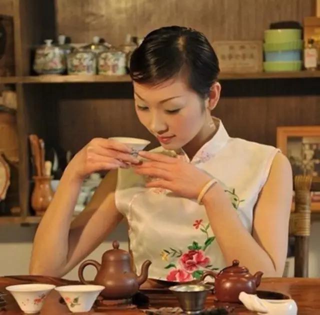 喝完酒舌头干怎么回事,为什么喝完茶反而感觉舌头干