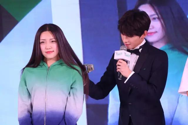 发光肌已不够特别！让柔顺亮泽秀发成为你新的魅力点！