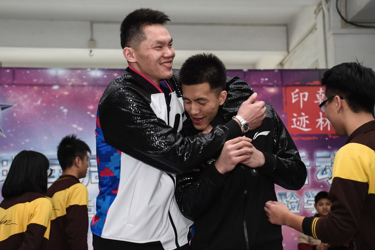 他是中国篮坛的“拳王”，组合拳打晕巴西*男猛**，现为三个娃的老爸