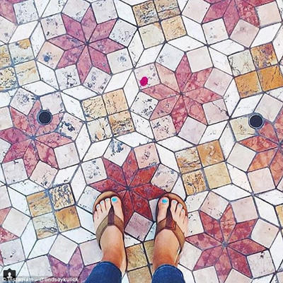 ins兴起晒“名媛脚”，名牌鞋配上好看的地板！屌丝就别来了