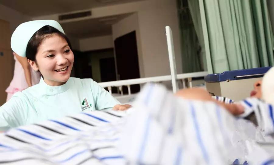 在中药香弥漫中结识中西结合医院的第七波“提灯女神”