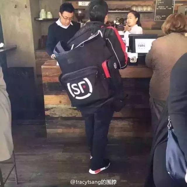 这双鞋有一个奇葩的名字,想必你们都知道了,叫TMD!