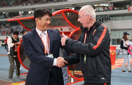 埃里克森和威廉姆斯握手,埃里克森教练与朴泰夏