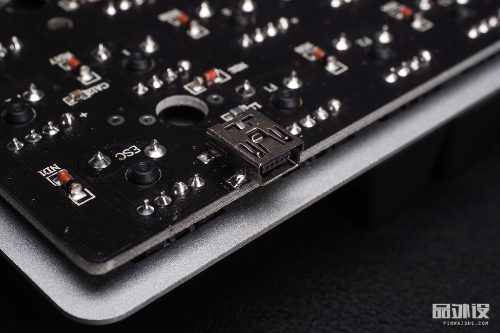 黑爵极客ak33怎么连接电脑,极氪黑爵背光键盘ak33怎么开灯