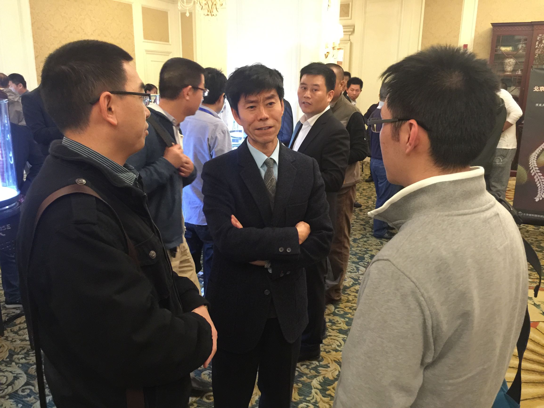 钟表收藏家展示自己的藏品,中国民间古董钟表收藏家