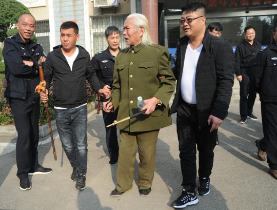 老汉背35万找战友,女子收到苹果老鼠吃了死掉,是婚姻中的不幸!