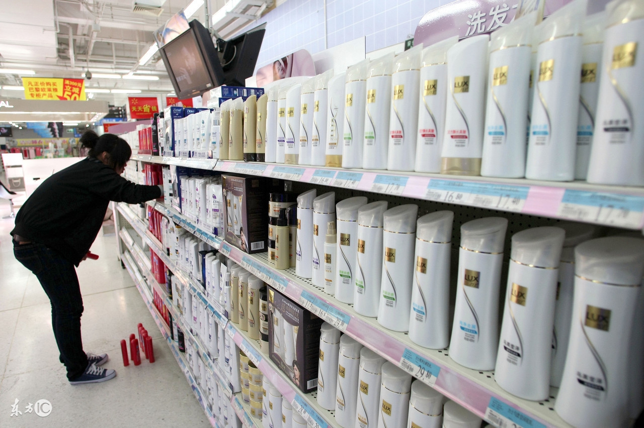 衣服和秀发产生摩擦后很容易带电，如何防止静电？