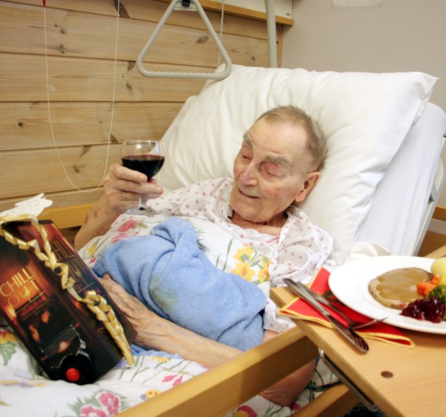 此人每日烟酒不停活到107岁成挪威最长寿老人