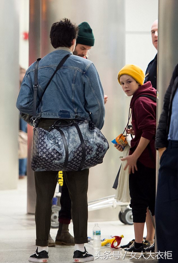 贝克汉姆和维多利亚出街,机场保安护送明星