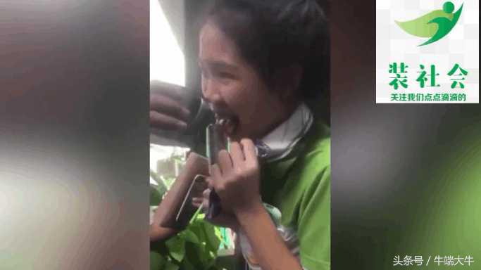 女子吃冰棒时舌头被冻住,朋友倒热水都没有能化开,痛的快哭了