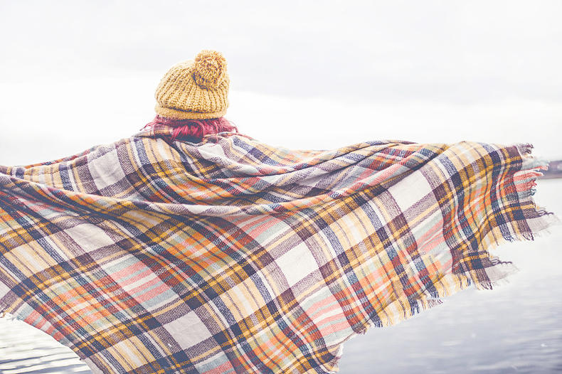 把重灾区格纹围巾搭得更高级