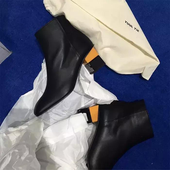 适合冬天小女生穿的黑色马丁靴,适合年轻小姐姐穿的衣服