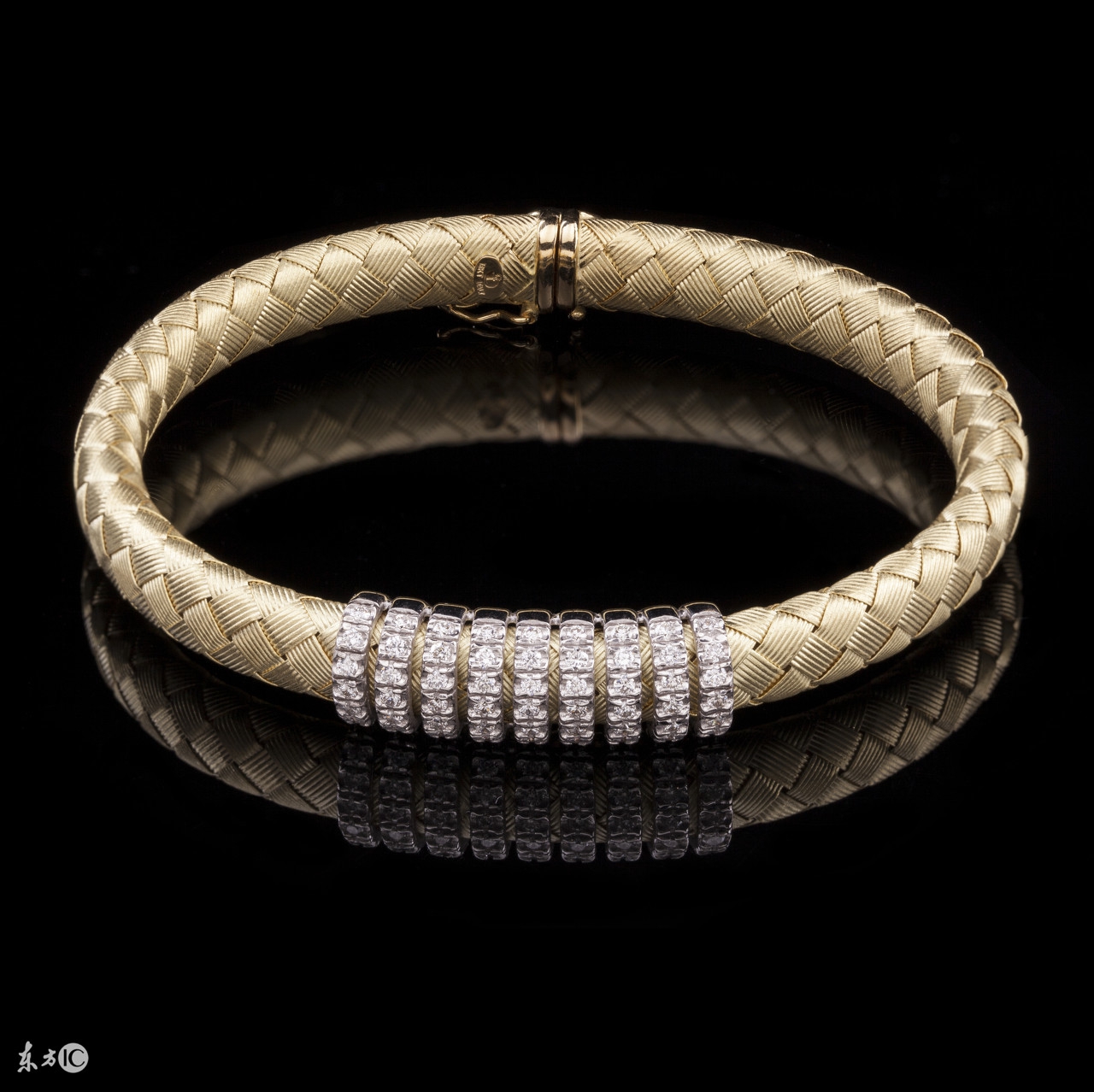 女孩的真诚和善良打动人心，让一条铂金手链失而复得