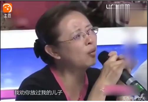 45岁妈妈爱上儿子的同班同学,还当众穿婚纱求婚!尴尬了!