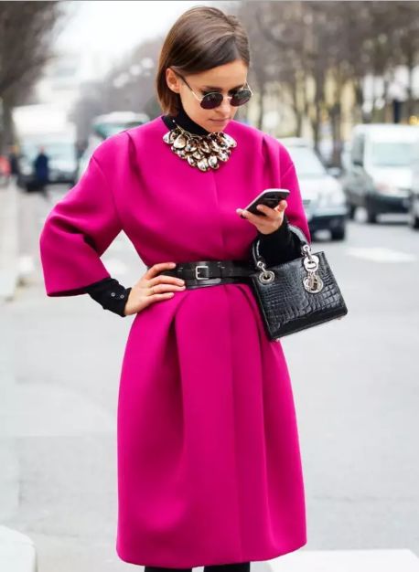 粉色大衣真的太好看了,穿上粉色衣服依然是少女