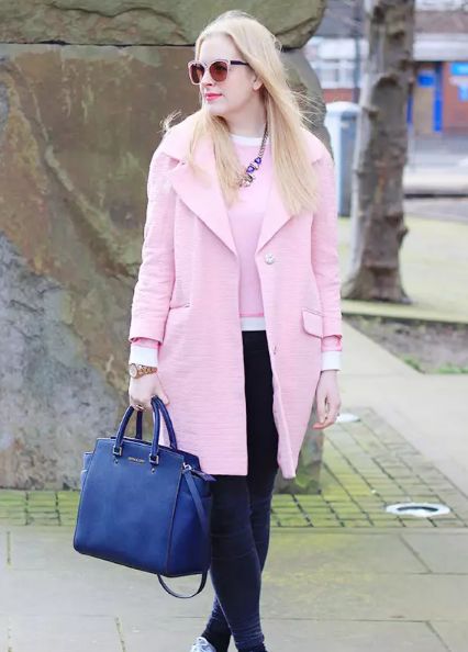 粉色大衣真的太好看了,穿上粉色衣服依然是少女