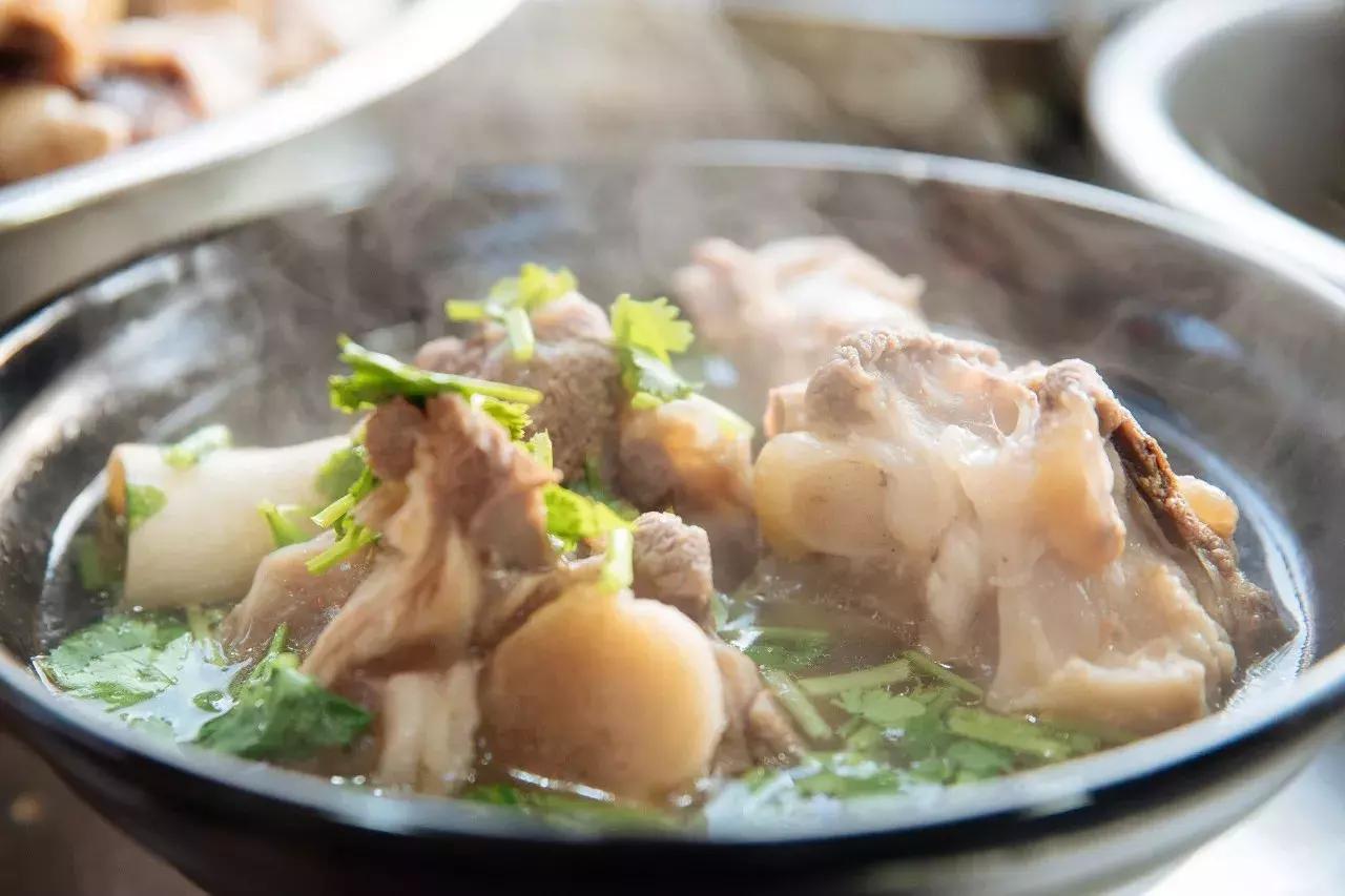 大骨熬好汤骨头捞出来要盖盖子吗,大骨头炖好啦泡在汤里还是捞出来