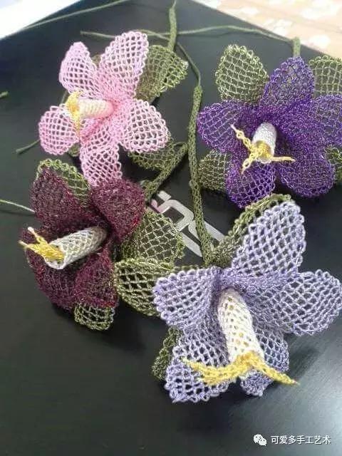 只是用针穿上了线不断绕圈打结，做出来的仿真花竟然比钩的还好看