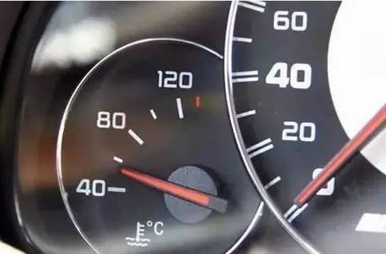 大雪后的爱车,大雪后如何清除车上的雪