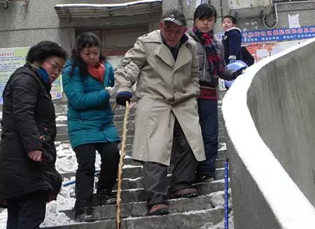大雪后的爱车,大雪后如何清除车上的雪