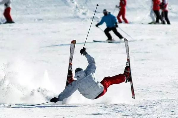 下雪地滑，小心摔疼“尾巴”