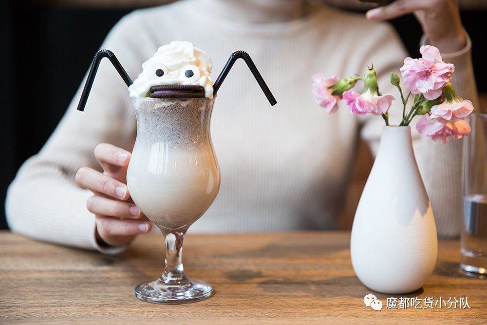 端不动的鱼缸鸡尾酒，边嚼边喝