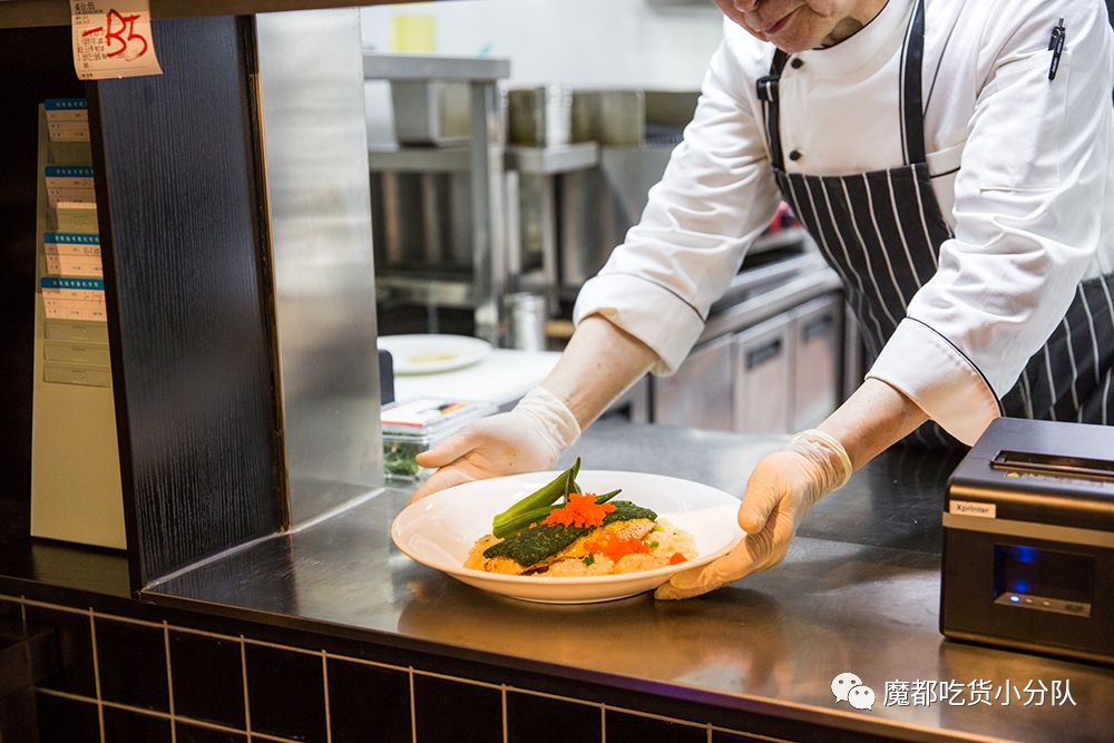 端不动的鱼缸鸡尾酒，边嚼边喝