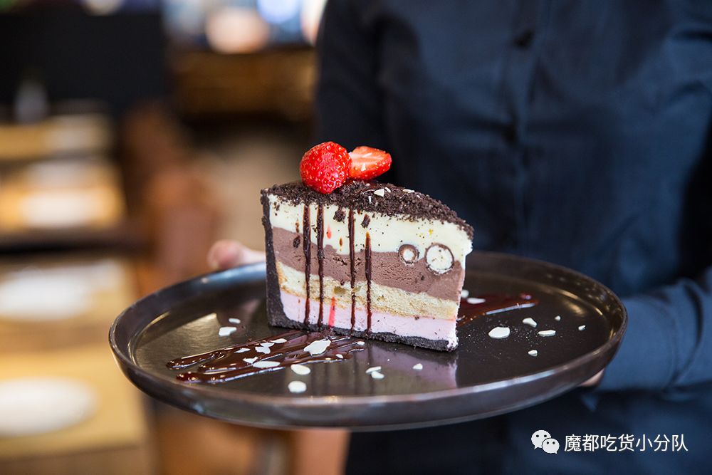 端不动的鱼缸鸡尾酒，边嚼边喝