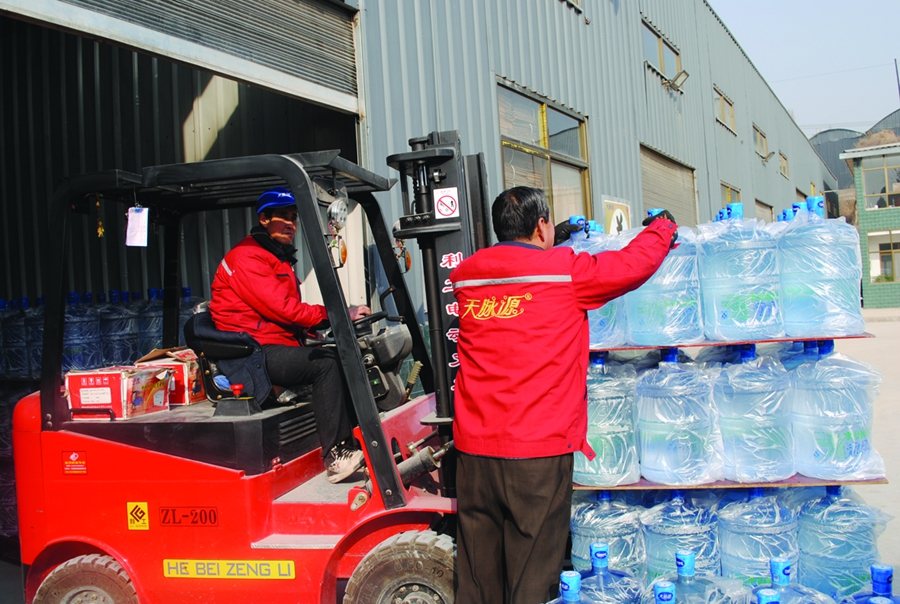 体验一下送水工的生活,送水工每天都送200桶水
