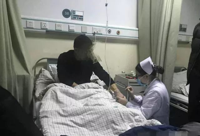 惊险！腿部被捅伤鲜血直流，他死死抱住毒贩不放……