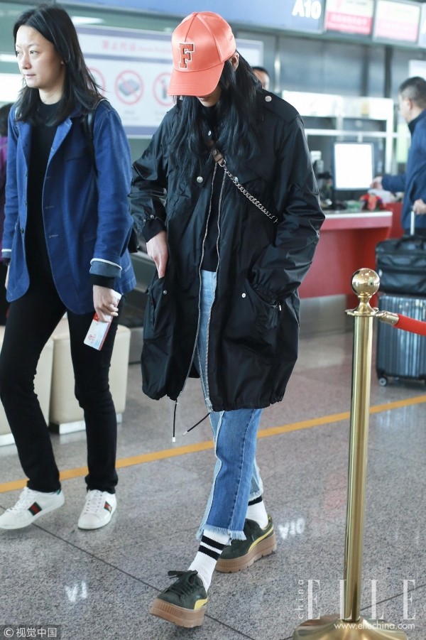 冬天加厚黑色牛仔裤,女生冬天穿黑色牛仔裤配过膝靴