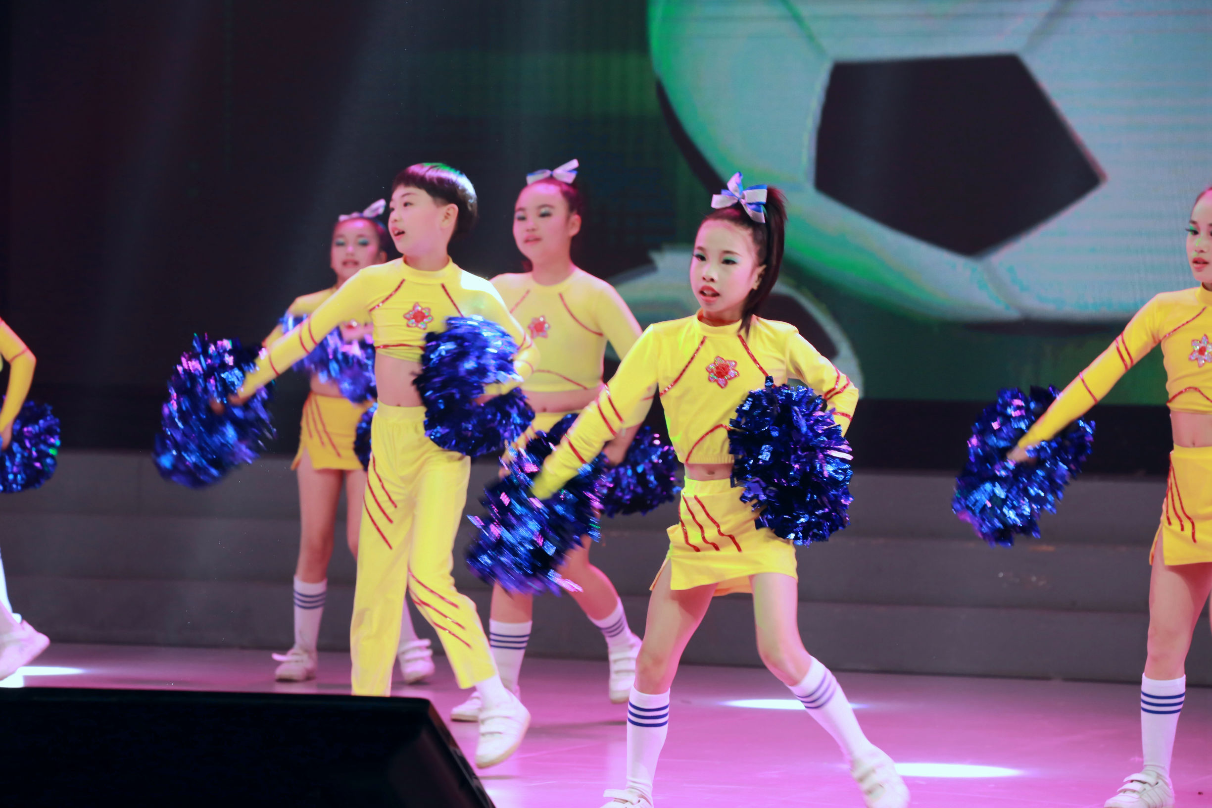 足球秀幼儿园,快乐足球阳光童年