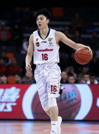 6岁爱上篮球19岁征战CBA第八位*疆新**籍国手的追梦之旅