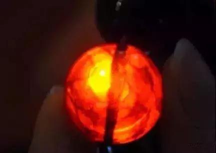 蜜蜡鸡油黄的好还是骨瓷白的好,琥珀蜜蜡鸡油黄好还是带红皮的好