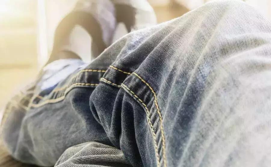 灰色牛仔裤已经褪色了怎么恢复,新买的牛仔裤怎么样处理不褪色