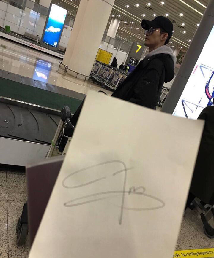 张翰不带助理,主动帮陌生人提箱子,不听导游劝阻,脾气还挺倔