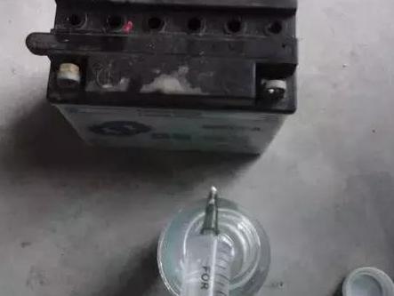 当踏板摩托车电瓶没电时该怎么办,踏板摩托车充手机充不进电怎么办