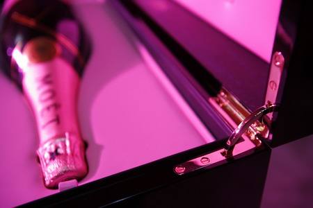 lv是用的什么皮做的,lv是布的还是皮的