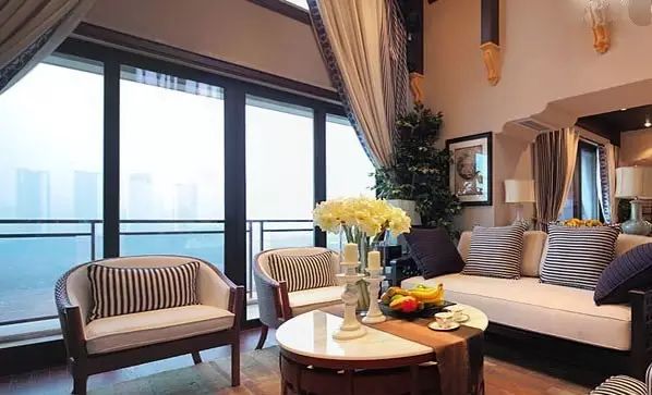 玻璃窗掉落砸伤人算谁的责任,晒衣服坠落