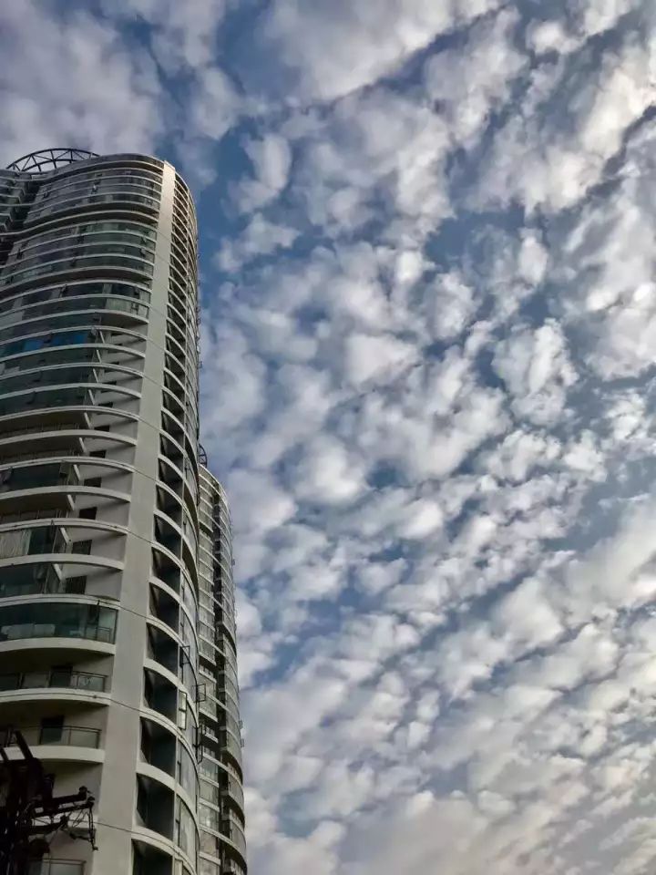 云南楚雄出现大片七彩祥云,七彩祥云云南大理