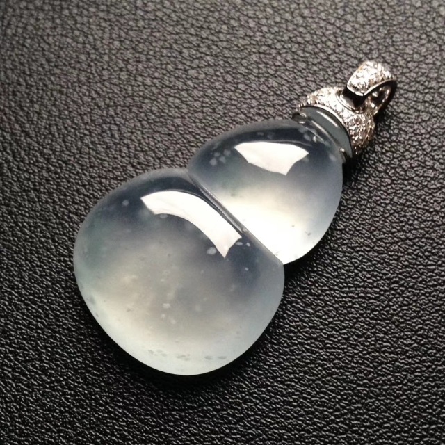 女人戴什么样式的黄金吊坠寓意好,项链吊坠款式是花形代表什么寓意